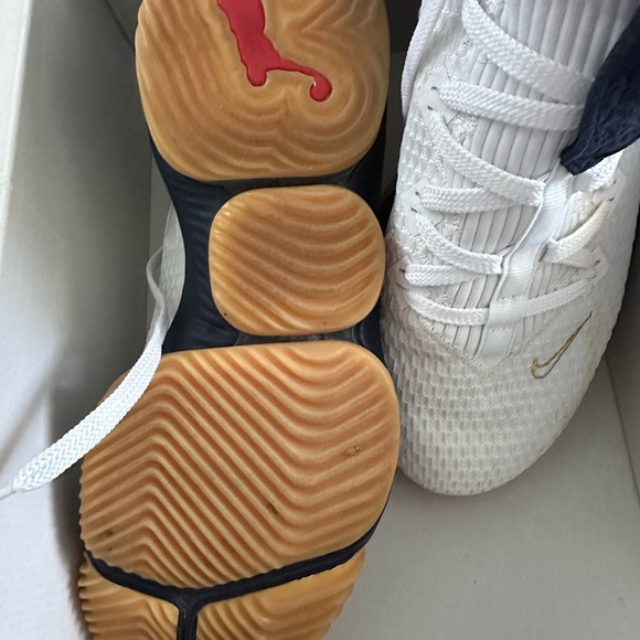 Men’s Lebron XVI Low - Picture 4 of 7